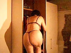 Joven folla el culo de una rubia mientras pelirroja lame el ano