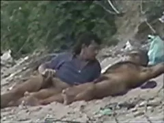 Hombre controla a chica y después de una paja de pies se vuelve para follarla