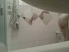 Un cinturón ayuda a tres chicas a divertirse mucho juntas