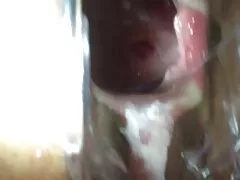 Pequeña chica es penetrada con un gran palo de mierda
