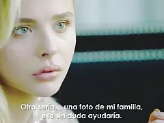 La mujer cachonda necesita estimulación adicional en su clítoris