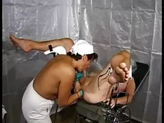 Dos pollas taladran el culo y la vagina de Julia Red al mismo tiempo