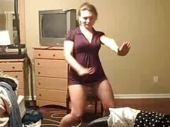 Dos chicos sienten curiosidad por tres maravillosas novias