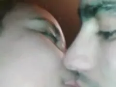 Dos mujeres calientes están chupando pollas en un trío familiar en la cama
