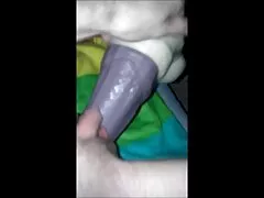 Dos mujeres se complacen mutuamente con sus puños en la cama