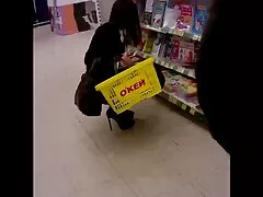 Morena jugosa está dando una gran paja de pies después de ser follada