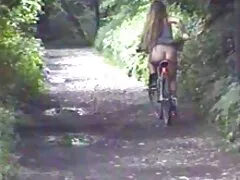 Chica encantadora está teniendo su culo perforado bajo la ducha