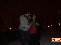 Niñera nerd toma su polla dura hasta la empuñadura en su coño
