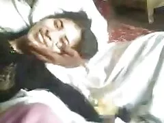 Adolescente oriental follada por dos hombres en un sótano sin su consentimiento