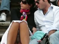 La gente complacida mira al hombre dominante follando el culo de una puta atada