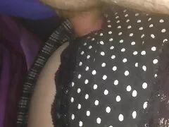 Chicas fiesteras con poca ropa chupando pollas y recibiendo tratamientos faciales