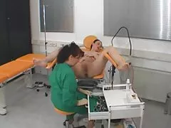 Chica sexy del servicio de soporte web es analizada por la polla del cliente