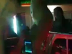 Mamada de tres vías con un chupapollas asiático tetona y dos tíos