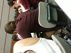 Dos chicas están chupando pollas y hacen un trío