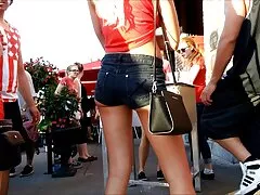 Dos chicas a las que les encantan los juguetes sexuales los usan juntas en un video lésbico