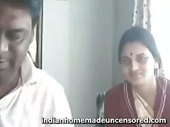 Dos chicas terminan metiéndose un consolador y se besan