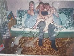 Dos hermosas damas están siendo folladas por sus coños mojados en el sofá