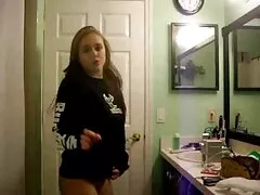 Vídeo porno del hombre follándose a su hijastra con un piercing en la nariz