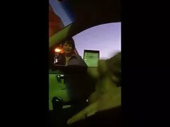 Adolescente sexy se quita las bragas y la parte superior y disfruta de una gran polla