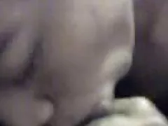 Chica delgada quiere descansar por lo que se toca con los dedos