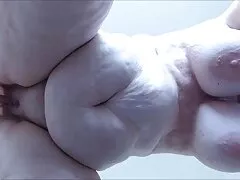 Dulce pelirroja chupa y monta la polla de BF que graba toda la acción