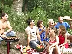 Dos pollas grandes son chupadas por una rubia al mismo tiempo