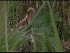 Dos chicas están mostrando sus movimientos frente a la lente de la cámara.