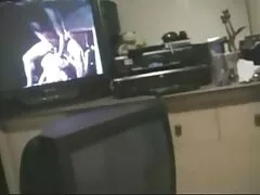 Dos chicas que tienen culos sexys se están poniendo las manos en una polla