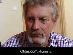 Pelirroja con el coño recortado montando la polla de su hombrec