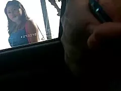 Perra sexy usa juguetes sexuales en su agujero carnoso y húmedo