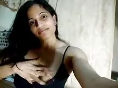 Adolescente ofrece su boca húmeda y su coño apretado a sus pollas