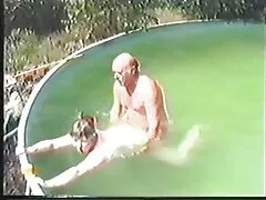 Tres fascinantes chicas y una pequeña deportista forman un cuarteto sexual