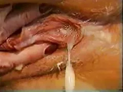 Tres chicas estiran sus coños por dos tíos cachondos