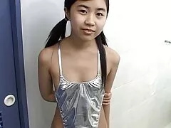 Pequeña rubia con el coño mojado está haciendo su primera escena Bang Bro
