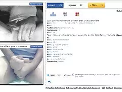 Dos mujeres calientes están lamiendo el coño en la cama como profesionales