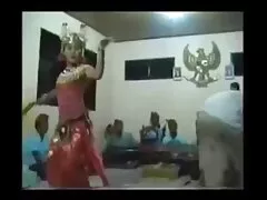 Se filma a dos personas mientras hacen cosas juntas